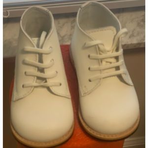 NWOT Josmo Walker Whites